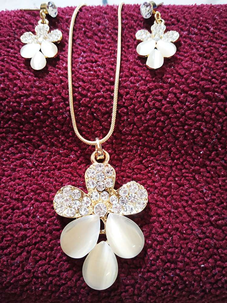 Trendilook Flower Necklace Set for Stylish Women