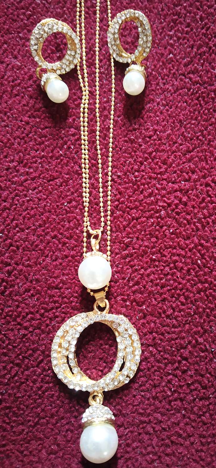 Trendilook Golden Circle Stone Necklace Set