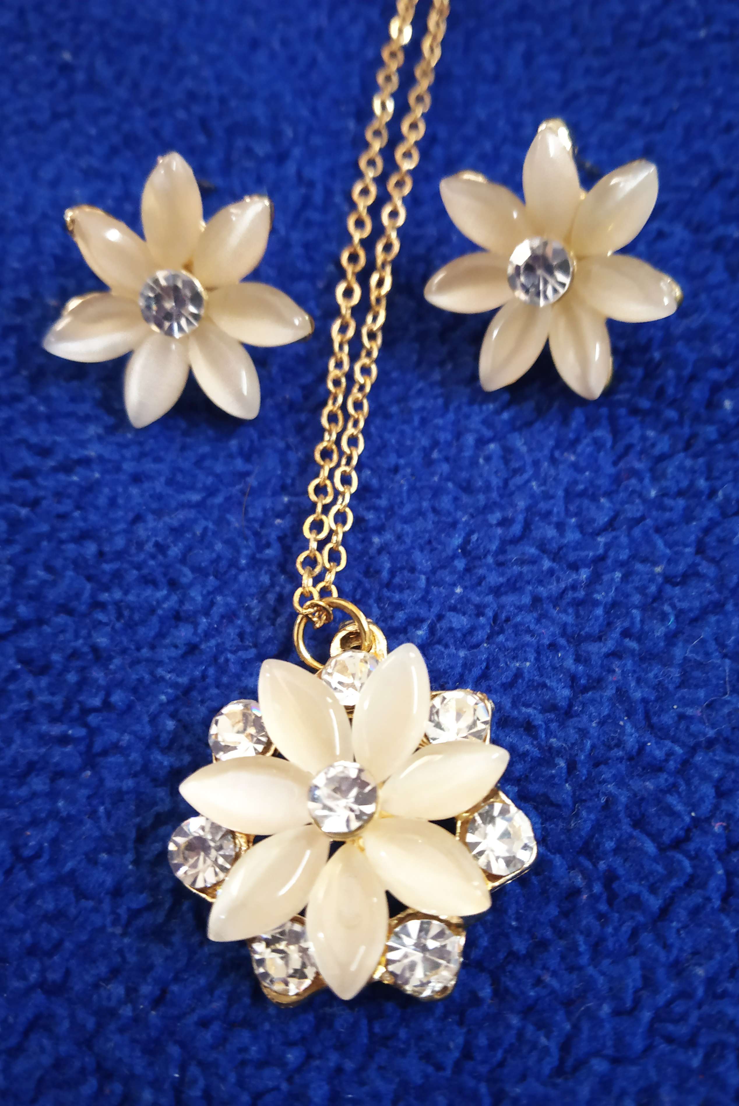 Trendilook Stylish Flower Stone Necklace Set Best for Party and Wedding