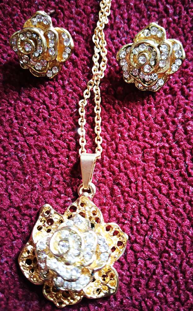 Trendilook Flower Stone Pendent Set For Stylish Women